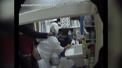 डिलिव्हरी दरम्यान मोटोबॉय रेस्टॉरंटमध्ये सफाई करणार्या महिलेसोबत सेक्स करतो